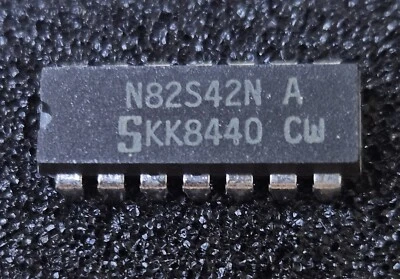 TUBE OF 25 PCS. SIGNETICS N82S42N  DIP14 ORIGINAL TUBES.  CERAMIC! - Image 1 of 3