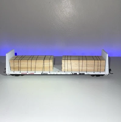 Athearn HO Bulkhead Flatcar w/ Lumber Load – SOO LINE #5053 - Image 1 of 4