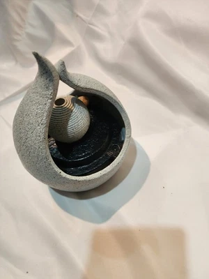 Gran pequeña fuente de agua a batería, aspecto concreto contemporáneo Foto 1 de 4