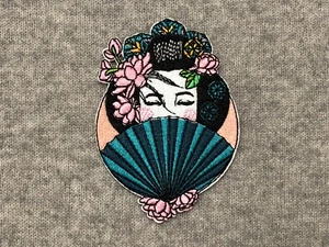 Japanese Geisha Embroidery Iron On Patch Kimono Fan Art Sign Makeup Girl Costume - Picture 1 of 3