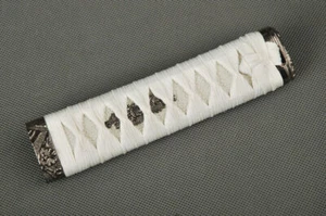 Tsuka e manico in seta bianca per samurai giapponese tanto spade imitazione pelle di raggi - Foto 1 di 3