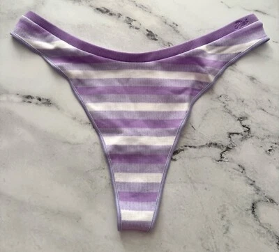 ROSA Victoria's Secret Tanga Panty Nuevo con Etiquetas Púrpura Blanco Rayas Acanalado Pierna Alta Foto 1 de 4