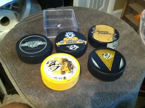 5 dischi da hockey Nashville Predators e 1 vetrina - 2 edizioni limitate - Foto 1 di 10