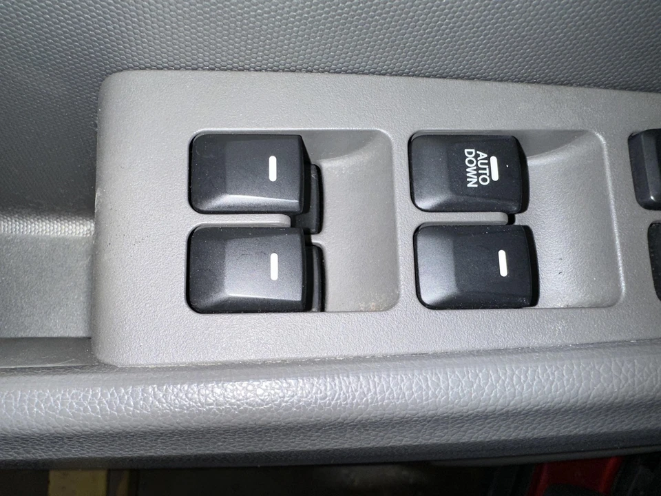 Interruptor de puerta 11-16 KIA SPORTAGE CERRADURA DELANTERA Y VENTANA CON PLUMÓN AUTOMÁTICO 935713W200 Foto 1 de 1