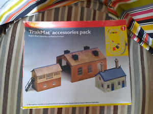 Hornby OO Gauge R8084 TrakMat Accessories Pack 1 - Engine Shed, SB, Rly Cottage