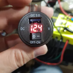 Voltmetro Tester Digitale incasso Auto Moto DC 12-24V con USB 3.0 e interruttore - Foto 1 di 7