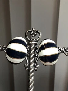 25. Vintage CINER goldfarbene schwarz weiße Emaille Garnelen Clip-On Ohrringe 26 mm, 31 g - Bild 1 von 22