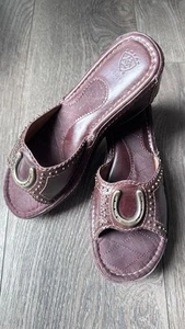 Ariat Casey Leather Wedge Sandal Slides Womens Sz 8B Maroon w/Horseshoe Slip On - Picture 1 of 7