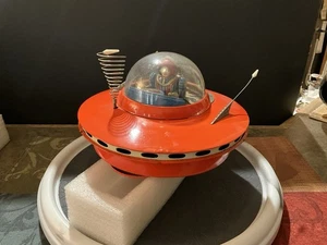 Cragstan/Yoshiya Tin Battery Operated Flying Saucer With Space Pilot 1960s Japan - Picture 1 of 10