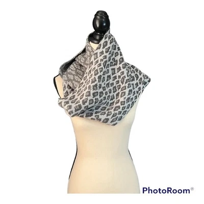 Collectioneighteen | Women's Shimmer Thread Gray Leopard Print Infinity Scarf - Изображение 1 из 3