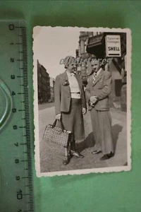 tolles altes Foto Mann und Frau - Hintergrund Shell Werbung Spaniel Garage 1940 - Picture 1 of 1