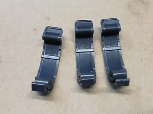 Husqvarna 545 mark II motosierra cubierta superior clips, pestillos, hebillas OEM - Imagen 1 de 2