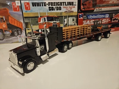 1/32 Scale Diecast Freightliner XL With Flat Bed Trailer, NewRay - Image 1 of 4