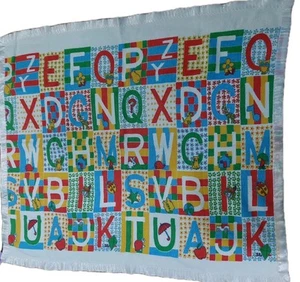 ABC Babydecke Alphabet A bis Z helle Farben 24" x 43" Satinborte Vintage  - Bild 1 von 15
