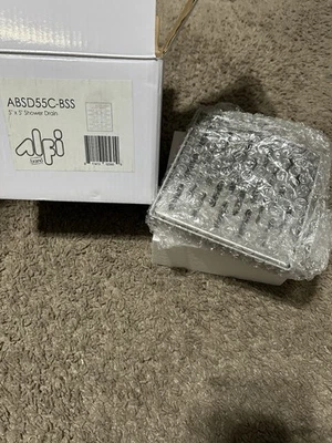 ALFI ABSD55C-BSS Drenaje de ducha cuadrado de acero inoxidable de 5" x 5" con orificios de ranura Foto 1 de 4