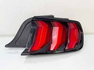 Luz trasera LED pasajero derecho Ford Mustang 2015-2017 OEM JR3B13B504 Foto 1 de 4