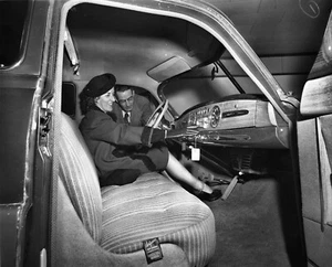 Interior Hudson 1948 con potencial comprador de mujeres al volante 8 x 10 fotografía - Imagen 1 de 1