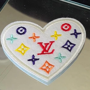 Parche en forma de corazón para planchar💜🩵💙💚💛 - Imagen 1 de 3