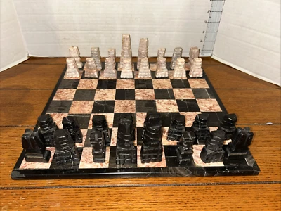 Juego de ajedrez vintage piedra tallada en mármol beige y tablero negro - original Foto 1 de 4