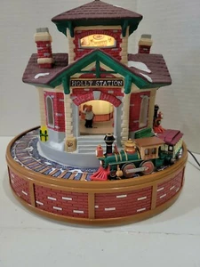 Musical animado de tren estación de acebo vintage Mr Christmas Holiday in Motion - Imagen 1 de 10