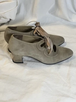 Zapatos de tacón estilo Ghillies con corbata de encaje Martinez Valero de gamuza talla 8 1/5 Foto 1 de 4