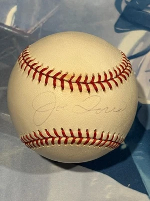 Joe Torre Autographed Baseball, no COA, Faded Foto 1 de 3