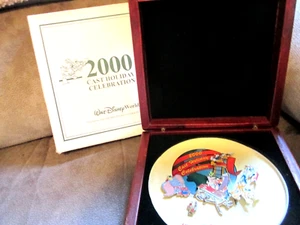 Walt Disney World 2000 Cast Holiday Celebration 5 Trading Pin Set in Wood Box - Picture 1 of 2