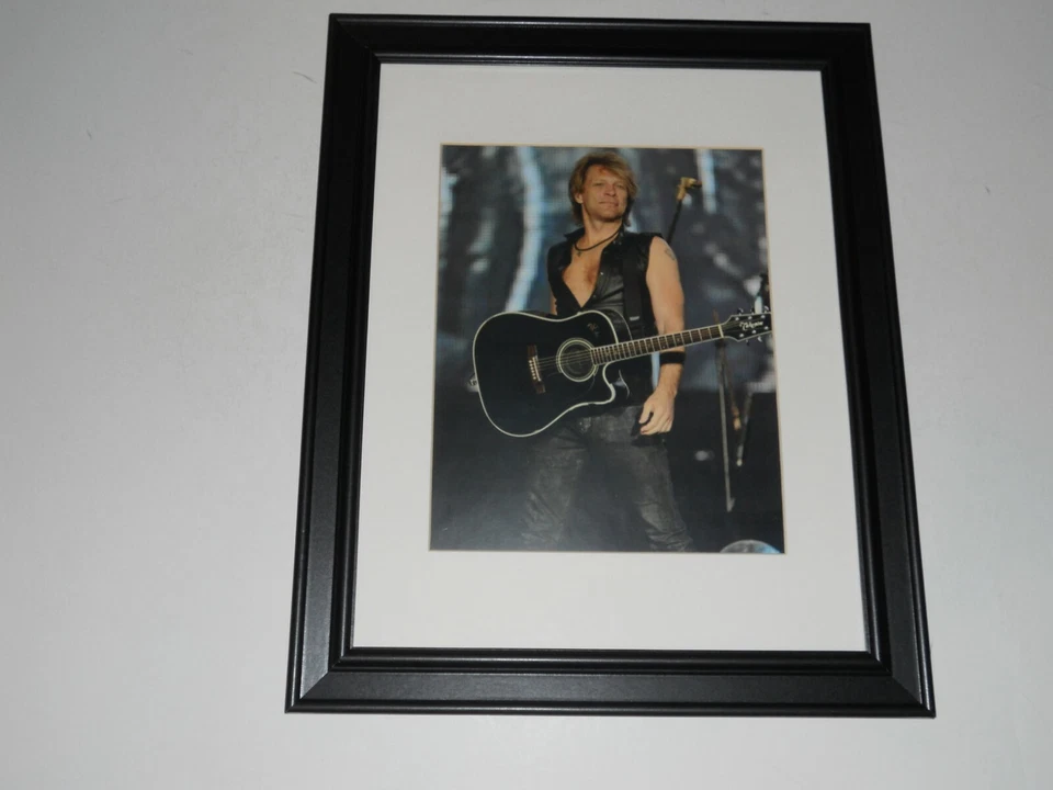 Jon Bon Jovi enmarcado con guitarra 2005 Rock Hall en el escenario color 14"x17" Foto 1 de 1