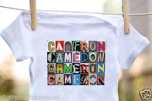CAMERON Baby Body in Zeichen Buchstaben Fotos - 100% Baumwolle & Kurzarm - Bild 1 von 2
