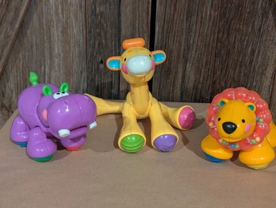 Fisher Price Colección Animales Increíbles Jirafa, Hipopótamo, León Click Clack Sounds Foto 1 de 4