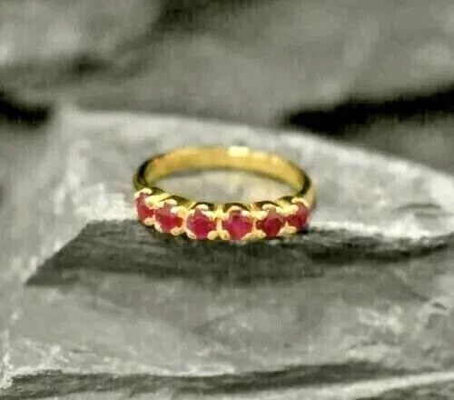 Anillo de boda de rubí rojo creado en laboratorio de corte redondo de 1,20 quilates enchapado en oro amarillo de 14 quilates Foto 1 de 4