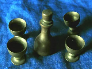 Botella de bronce miniatura y cuatro copas o tazas 1 3/4" - Imagen 1 de 6
