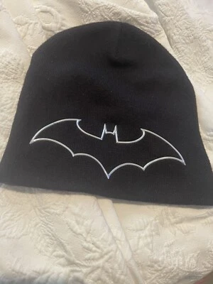 Sombrero de punto negro WB DC con símbolo de Batman tono plateado flexible Foto 1 de 4