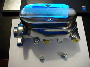 PARTE SUPERIOR CON ALETAS DE ALUMINIO CROMADO, CILINDRO MAESTRO DE FRENO CON ORIFICIO GM DE 1", STREET ROD - Imagen 1 de 3