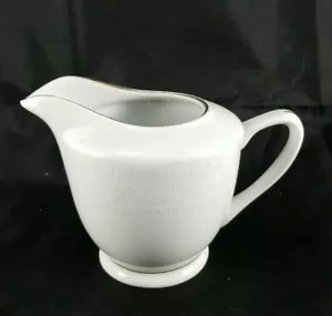 Crema vintage de porcelana blanca con adornos dorados hecha en China - Imagen 1 de 5