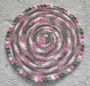 Nuovo Uniq fatto a mano 13" rotondo uncinetto centrino candela centrotavola rosa mimetico - Foto 1 di 1