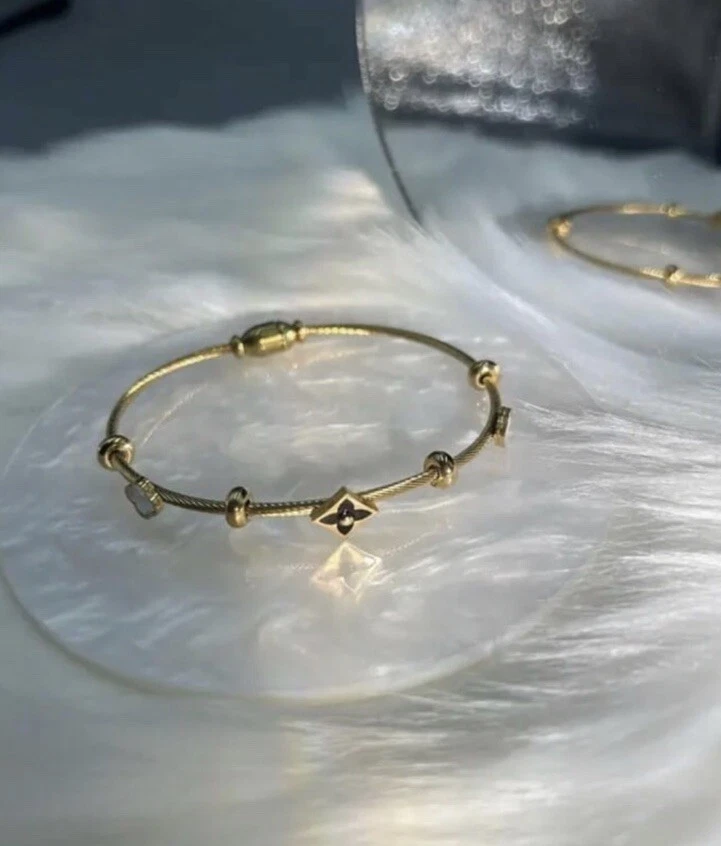 Pulseira de aço inoxidável folheada a ouro 14K trevo preto fecho magnético - Imagem 1 de 4