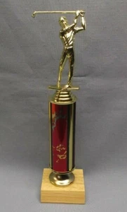 männliche Golf Trophäe rote Säule natürliches Finish Massivholzsockel - Bild 1 von 1