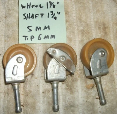 Tres ruedas de plástico para muebles ruedas vintage. Ruedas de 1-7/8", una tiene bloqueo Foto 1 de 2