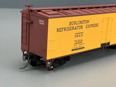 HO Accurail 40’ Wood Reefer Burlington #75254 RTR w/Mtl Wls HO4389 - Image 1 of 4
