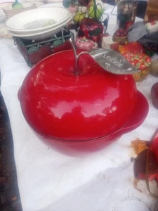 Lodge Red Apple Dutch Oven emailliertes Gusseisen schwerer Topf 3,5 Quart Modell E3AP40 - Bild 1 von 4