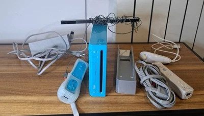 Nintendo Wii Blue Limited Edition + 2 Controller + Nunchuk + New Super Mario  - Immagine 1 di 4