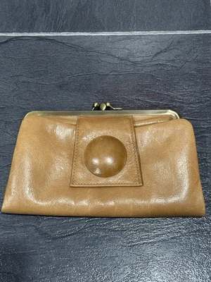 Cartera sin asas Hobo International marrón topo de cuero esmaltado Lauren con bloqueo de beso Foto 1 de 4