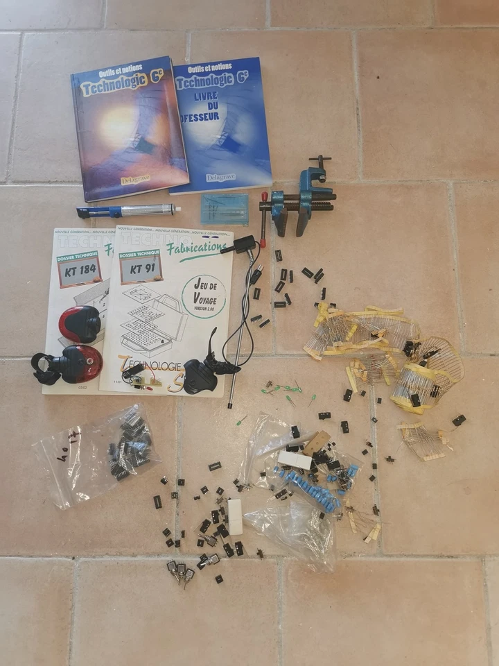 Lot de composants électroniques + étau + pompe dessouder + mini forets, fusibles - Photo 1/1