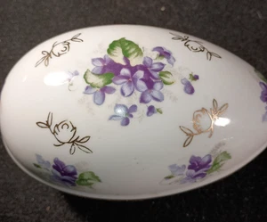 Loft Porzellan Ei Schmuckkästchen mit lila Stiefmütterchen - Bild 1 von 4