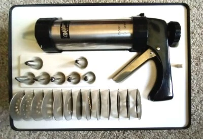 Prensa de galletas y decorador de postres Wilton at Home 12 discos 7 puntas con estuche de almacenamiento Foto 1 de 2