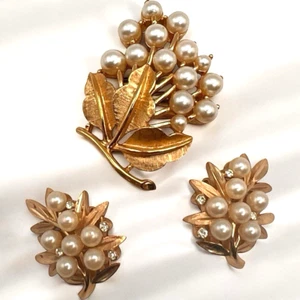 Krone Trifari Blatt Beere Cluster matt goldfarben Brosche Clip auf Ohrringe Vintage - Bild 1 von 11