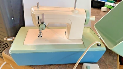 Máquina de coser Wards tamaño infantil firma junior probada y funciona Foto 1 de 4