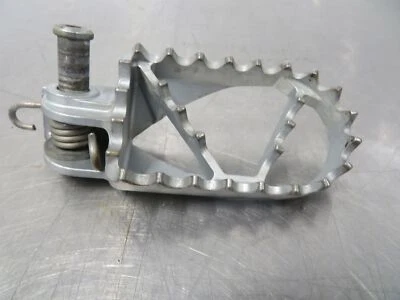 EB1166 2006 06 KTM SMC 625 REPOSAPIÉS CLAVIJA DERECHA REPOSAPIÉS Foto 1 de 4