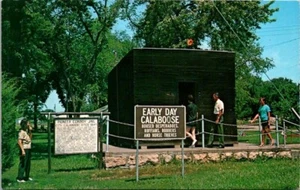 Postal de colección Calaboose pionero vaquero consejo de cárcel Grove Kansas KS 9520 - Imagen 1 de 2